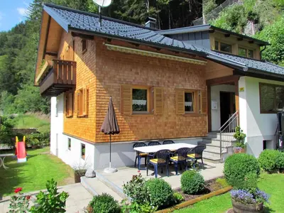 Das Gebäude in dem sich das Ferienhaus befindet