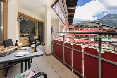 Ein allgemeiner Bergblick oder ein Berglick von des Aparthotels aus