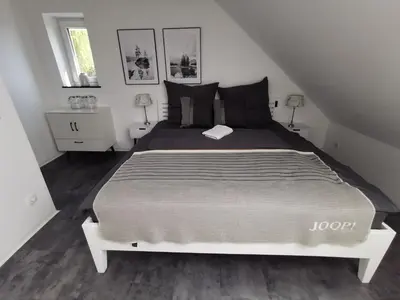 Ein Bett oder Betten in einem Zimmer der Unterkunft Skyline klimatisierte Dachgeschoss-Wohnung in Dornbirn mit Blick ins Rheintal