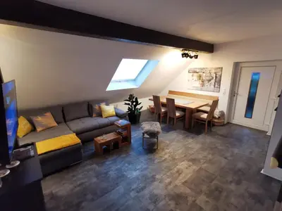 Ein Sitzbereich in der Unterkunft Skyline klimatisierte Dachgeschoss-Wohnung in Dornbirn mit Blick ins Rheintal