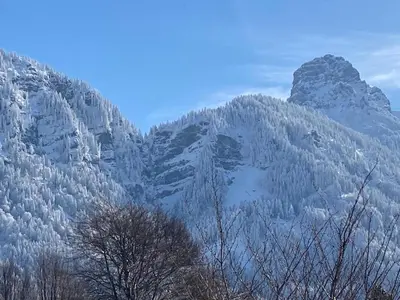 Ein allgemeiner Bergblick oder ein Berglick von der Ferienwohnung aus