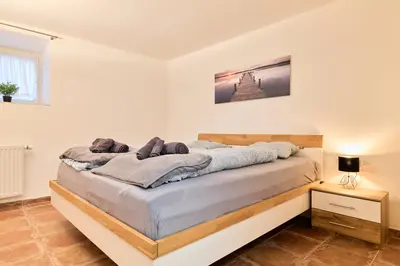 Ein Bett oder Betten in einem Zimmer der Unterkunft Stilvolle Gartenterrassenwohnung mitten in Bregenz in Seenähe