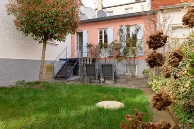 Ein Garten an der Unterkunft Stilvolle Gartenterrassenwohnung mitten in Bregenz in Seenähe