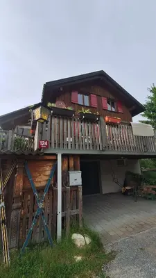 Das Gebäude in dem sich das Ferienhaus befindet