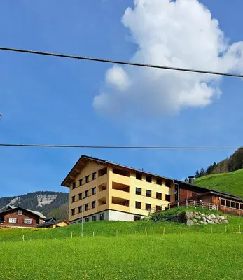 Das Gebäude in dem sich der Bauernhof befindet