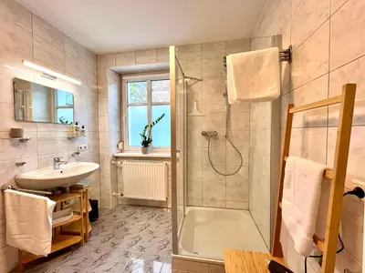 Ein Badezimmer in der Unterkunft Stadthaus 1911