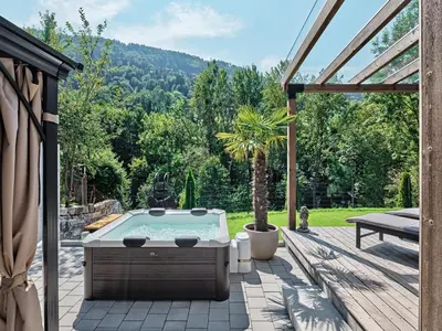 Ein allgemeiner Bergblick oder ein Berglick von des Chalets aus