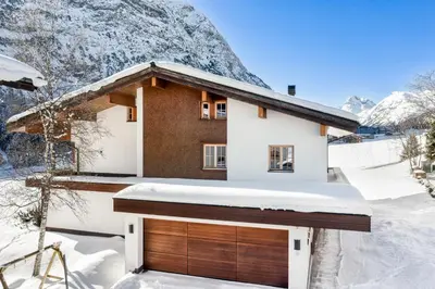 Ein allgemeiner Bergblick oder ein Berglick von des Chalets aus
