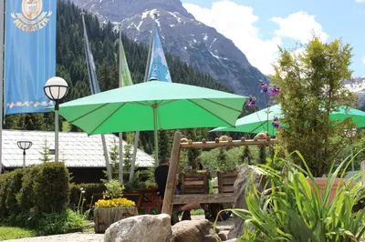 Ein allgemeiner Bergblick oder ein Berglick von des Hotels aus