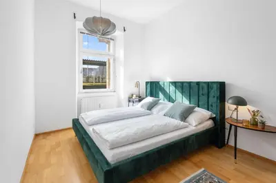 Ein Bett oder Betten in einem Zimmer der Unterkunft Stylische Altbauwohnung Bregenz am See