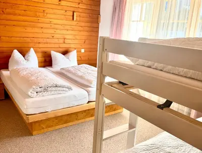 Ein Bett oder Betten in einem Zimmer der Unterkunft Haus Wallis by stayFritz - Ski-In Ski-Out Apartments am Arlberg