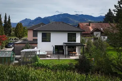 Ein allgemeiner Bergblick oder ein Berglick von der Villa aus