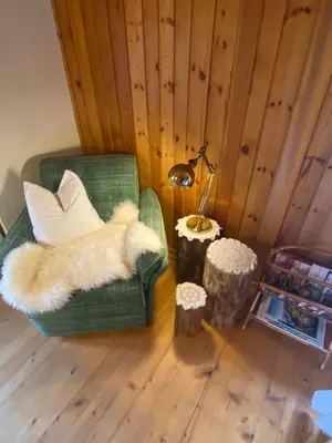 Ein Sitzbereich in der Unterkunft Älpler Stuba Appartements am Lärchenhof