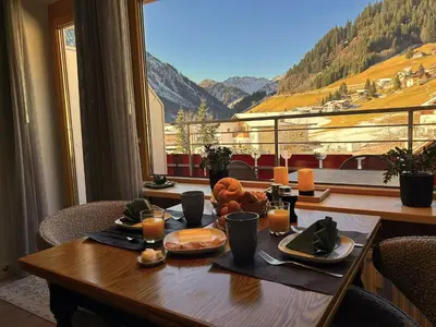 Ein allgemeiner Bergblick oder ein Berglick von der Ferienwohnung aus