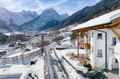 Ein allgemeiner Bergblick oder ein Berglick von der Ferienwohnung aus