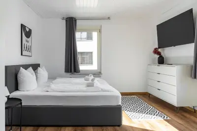 Ein Bett oder Betten in einem Zimmer der Unterkunft homy Lakeside Symphony in Bregenz am Bodensee