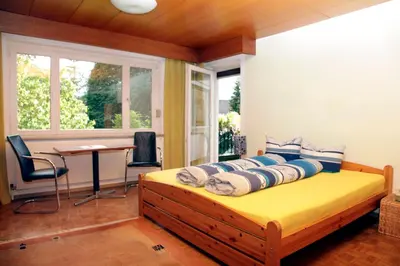 Ein Sitzbereich in der Unterkunft Ländlezimmer
