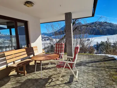 Ein allgemeiner Bergblick oder ein Berglick von des Ferienhauses aus