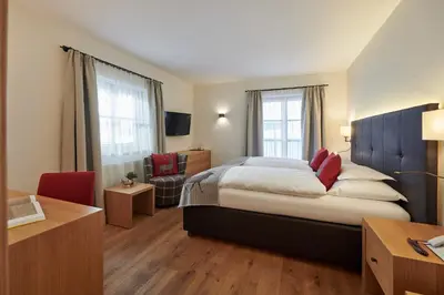Ein Bett oder Betten in einem Zimmer der Unterkunft Hotel Garni Schneider