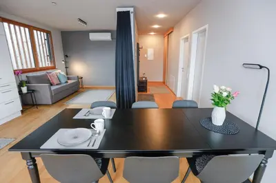 Ein Sitzbereich in der Unterkunft Penthousewohnung mit Bergblick - klimatisiert