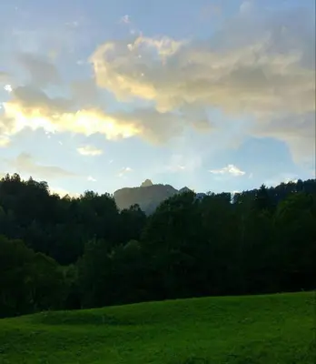 Ein allgemeiner Bergblick oder ein Berglick von der Ferienwohnung aus