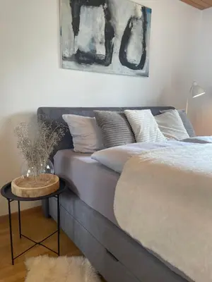 Ein Bett oder Betten in einem Zimmer der Unterkunft CROWN LIVING Design Apartment Mäder - Ideal für Feriengäste und Geschäftsreisende, gratis Parkplatz, Fahrrad- und Skiraum, Küche, Self Check-in