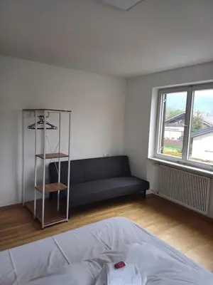 Ein Bett oder Betten in einem Zimmer der Unterkunft CROWN LIVING Design Apartment Mäder - Ideal für Feriengäste und Geschäftsreisende, gratis Parkplatz, Fahrrad- und Skiraum, Küche, Self Check-in