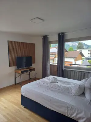 Ein Bett oder Betten in einem Zimmer der Unterkunft CROWN LIVING Design Apartment Mäder - Ideal für Feriengäste und Geschäftsreisende, gratis Parkplatz, Fahrrad- und Skiraum, Küche, Self Check-in