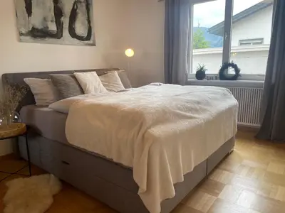 Ein Bett oder Betten in einem Zimmer der Unterkunft CROWN LIVING Design Apartment Mäder - Ideal für Feriengäste und Geschäftsreisende, gratis Parkplatz, Fahrrad- und Skiraum, Küche, Self Check-in