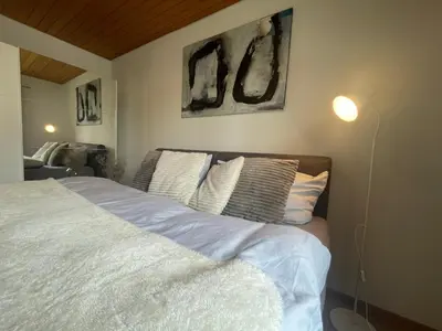 Ein Bett oder Betten in einem Zimmer der Unterkunft CROWN LIVING Design Apartment Mäder - Ideal für Feriengäste und Geschäftsreisende, gratis Parkplatz, Fahrrad- und Skiraum, Küche, Self Check-in