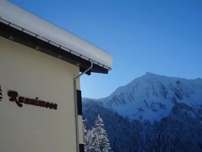 Ein allgemeiner Bergblick oder ein Berglick von des Ferienhauses aus