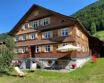 Ein allgemeiner Bergblick oder ein Berglick von des Ferienhauses aus