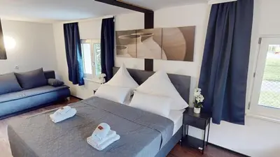 Ein Sitzbereich in der Unterkunft CROWN LIVING Design Loft Lustenau - Loft mit Küche, Bibliothek und Gartensitzplatz, grenznah gelegen