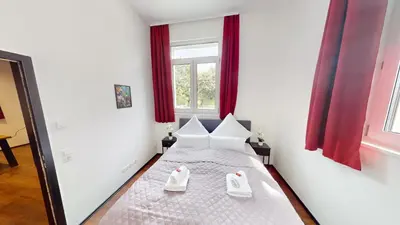 Ein Bett oder Betten in einem Zimmer der Unterkunft CROWN LIVING Design Loft Lustenau - Loft mit Küche, Bibliothek und Gartensitzplatz, grenznah gelegen