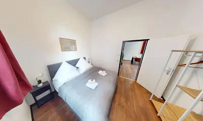 Ein Bett oder Betten in einem Zimmer der Unterkunft CROWN LIVING Design Loft Lustenau - Loft mit Küche, Bibliothek und Gartensitzplatz, grenznah gelegen