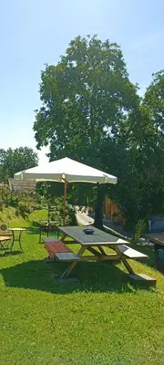Ein Garten an der Unterkunft Ursprungshaus - Nuss und Traube