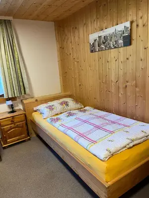 Ein Bett oder Betten in einem Zimmer der Unterkunft Haus Waldegg