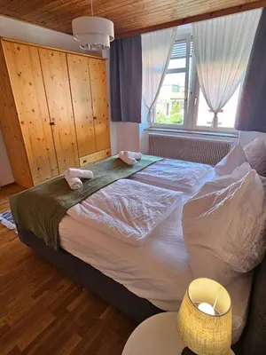 Ein Bett oder Betten in einem Zimmer der Unterkunft Zeitlose Altbauwohnung Bregenz am See
