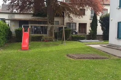 Ein Garten an der Unterkunft Familienfreundliche Wohnung Bregenz, Österreich