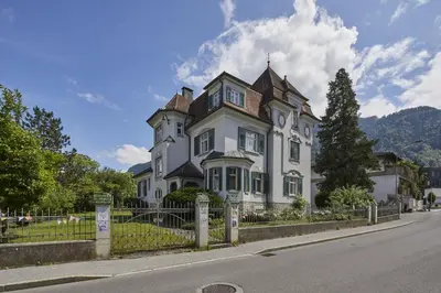 Ein allgemeiner Bergblick oder ein Berglick von des Privatzimmers aus
