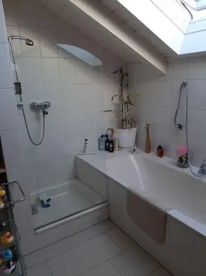 Ein Badezimmer in der Unterkunft Vermiete ein Doppelzimmer in einem Holzhaus