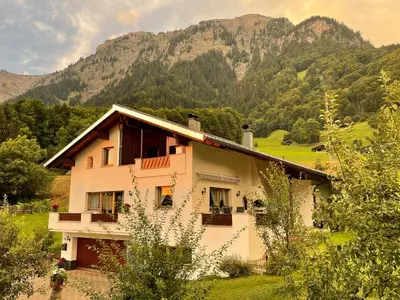 Ein allgemeiner Bergblick oder ein Berglick von der Ferienwohnung aus