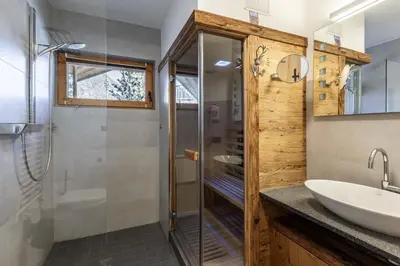 Ein Badezimmer in der Unterkunft Uralp Royal mit Terrasse