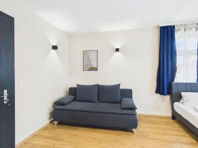 Ein Bett oder Betten in einem Zimmer der Unterkunft CROWN LIVING Villa Blumenau Studios Lustenau - Nahe Schweizer Grenze, ideal für Feriengäste und Geschäftsreisende, Parkplatz, Self Check-in