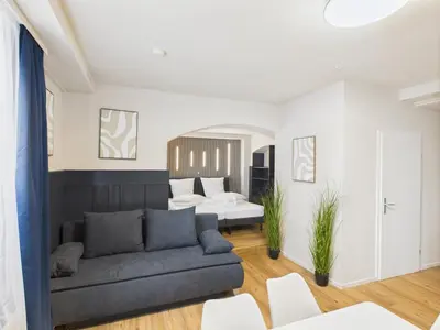 Ein Sitzbereich in der Unterkunft CROWN LIVING Villa Blumenau Studios Lustenau - Nahe Schweizer Grenze, ideal für Feriengäste und Geschäftsreisende, Parkplatz, Self Check-in