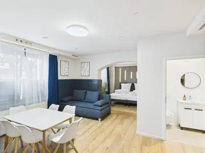 Ein Sitzbereich in der Unterkunft CROWN LIVING Villa Blumenau Studios Lustenau - Nahe Schweizer Grenze, ideal für Feriengäste und Geschäftsreisende, Parkplatz, Self Check-in