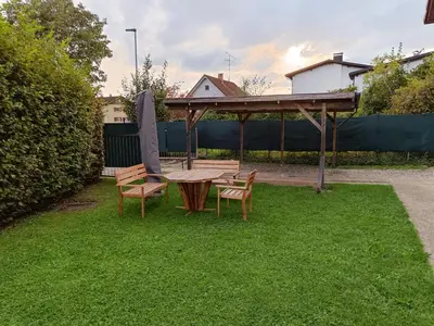 Ein Garten an der Unterkunft Apartment Anna mit Ladestation für E-Autos