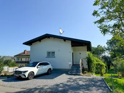Das Gebäude in dem sich das Ferienhaus befindet