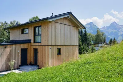 Ein allgemeiner Bergblick oder ein Berglick von des Ferienhauses aus