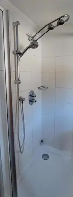 Ein Badezimmer in der Unterkunft Saroja Plus